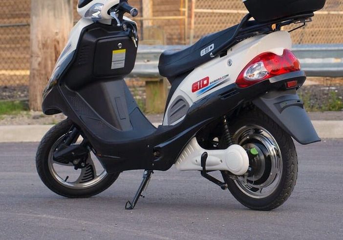 Abbiategrasso, causano incidente in sella a motorino rubato. Fermato clandestino