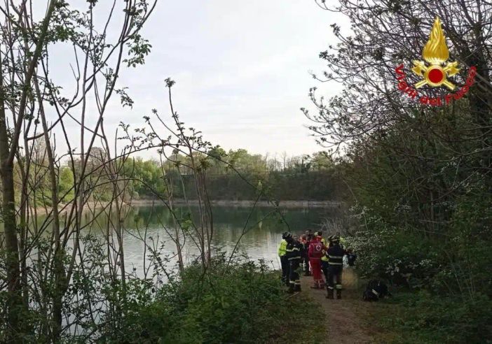 Nerviano: auto nel laghetto, dentro il corpo senza vita di un uomo Nerviano: auto nel laghetto, dentro il corpo senza vita di un uomo
