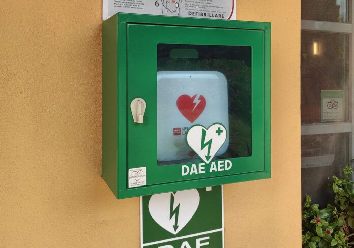 Pavia, 19enne salvato da defibrillatore