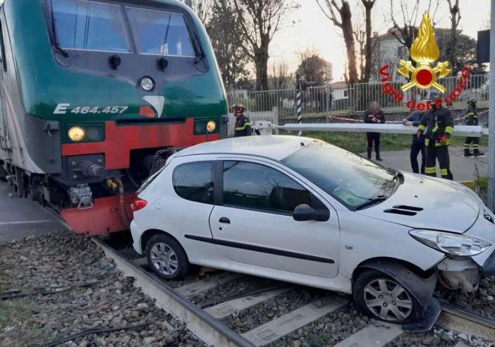 Paura sui binari ad Abbiategrasso: treno contro un’auto, linea ferroviaria interrotta Paura sui binari ad Abbiategrasso: treno contro un’auto, linea ferroviaria interrotta