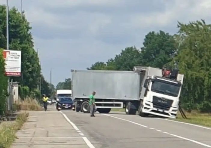 Robecco sul Naviglio, camion fuori strada in via Ugo Foscolo: traffico rallentato ma nessun ferito