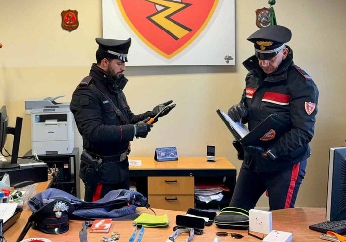 Abbiategrasso: esce dal supermercato con vestiti rubati e si oppone ai Carabinieri, arrestato per rapina impropria
