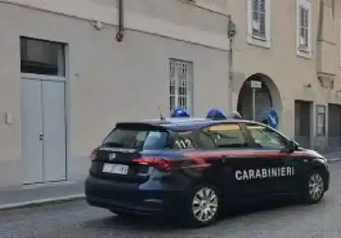 Rosate: sorpresi durante lo scambio nel parcheggio del supermercato, arrestato 21enne