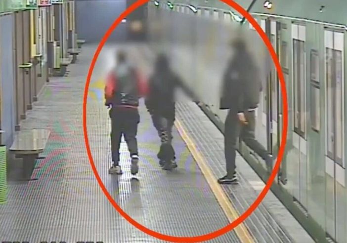 Milano: strappavano collane d’oro ai passeggeri della metropolitana, arrestata banda di giovani ladri Milano: strappavano collane d’oro ai passeggeri della metropolitana, arrestata banda di giovani ladri