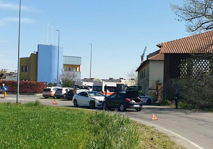 Abbiategrasso: scontro frontale tra due auto lungo la strada per Casterno Abbiategrasso: scontro frontale tra due auto lungo la strada per Casterno