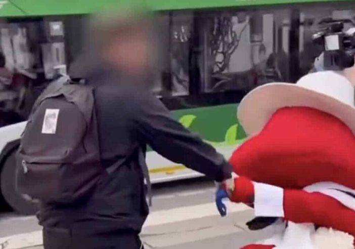 Tv: Striscia, il Gabibbo aggredito a Milano, è la prima volta