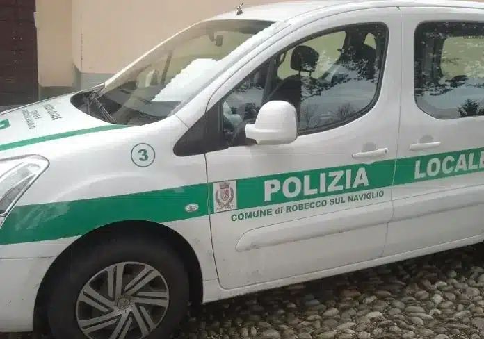 Robecco sul Naviglio, auto rubata e documenti sospetti: maxi sequestro della Polizia locale
