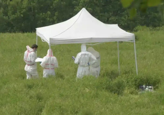 Giovane trovata morta in un campo a Cecima, disposta autopsia Giovane trovata morta in un campo a Cecima, disposta autopsia