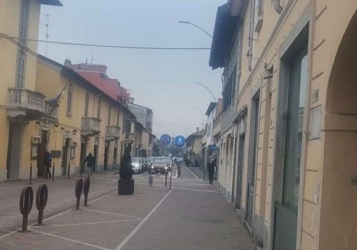 Magenta: giovane alterato dà in escandescenza: carabinieri, polizia locale e ambulanza sul posto