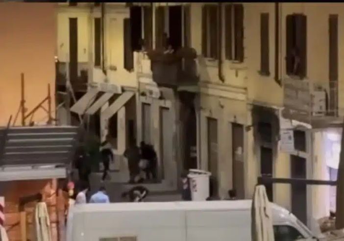 Rissa nel centro di Abbiategrasso: video virale scatena polemiche e preoccupazione Rissa nel centro di Abbiategrasso: video virale scatena polemiche e preoccupazione