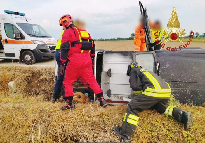 Pavese: escono di strada con l'auto sulla provinciale 110, soccorsi due uomini