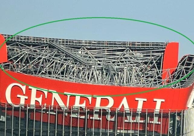 Milano: cede l’insegna delle Generali per il caldo eccezionale. Struttura in sicurezza Milano: cede l’insegna delle Generali per il caldo eccezionale. Struttura in sicurezza