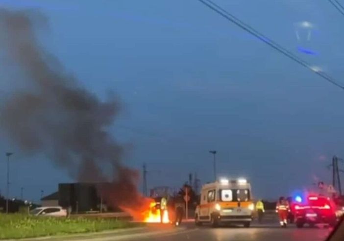Magenta: tamponamento alla rotonda di via Espinasse, auto prende fuoco Magenta: tamponamento alla rotonda di via Espinasse, auto prende fuoco