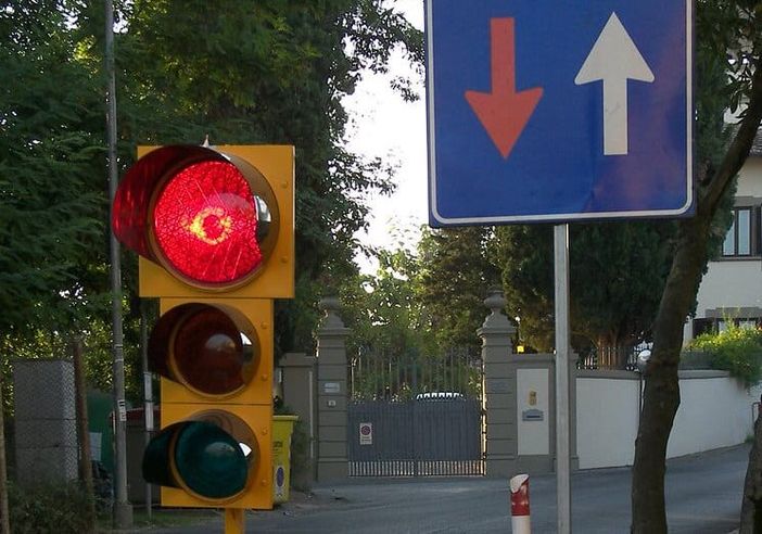 Novara: esasperato dalle code, scaraventa semaforo nei campi Novara: esasperato dalle code, scaraventa semaforo nei campi