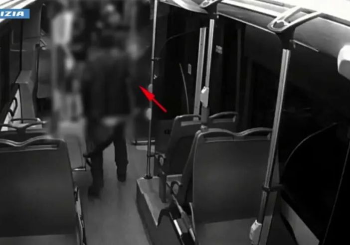 Milano: accoltella ex compagna sul bus, fermato 54enne per tentato omicidio Milano: accoltella ex compagna sul bus, fermato 54enne per tentato omicidio