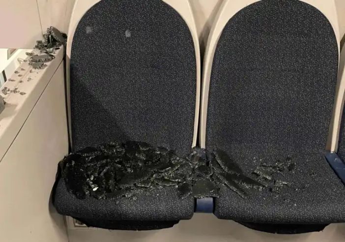 Vandali alla stazione di Corbetta distruggono i treni, disagi enormi per i pendolari