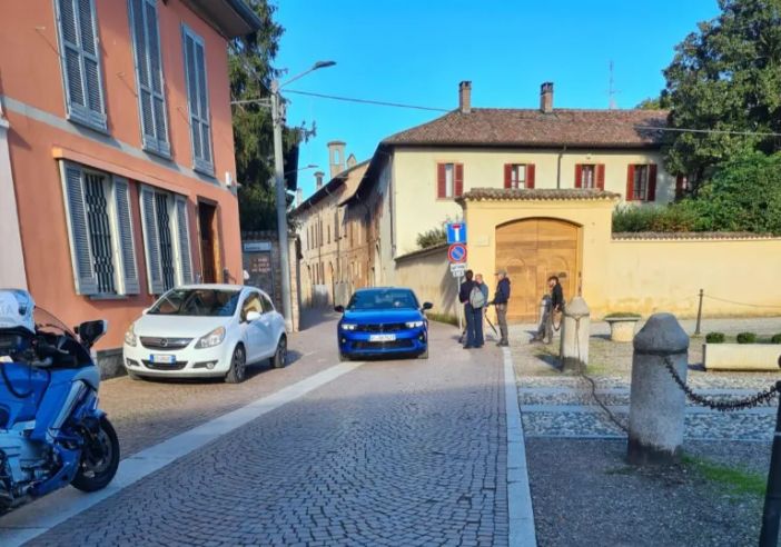 Alessia Ventura a Robecco sul Naviglio per girare lo spot sulla presentazione di un’auto Alessia Ventura a Robecco sul Naviglio per girare lo spot sulla presentazione di un’auto