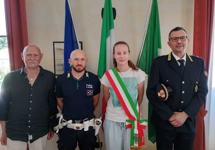 Un agente della Polizia locale di Bareggio salva la vita ad un uomo in arresto cardiaco Un agente della Polizia locale di Bareggio salva la vita ad un uomo in arresto cardiaco