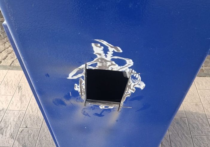 Magenta: ladri al distributore di carburante, tagliata la cassa con il flessibile
