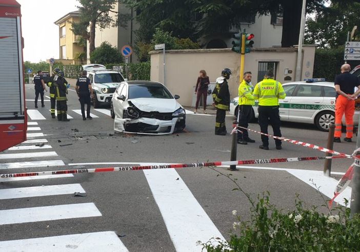 Incidente all’incrocio semaforico di via Garibaldi a Boffalora Ticino: feriti e auto distrutte Incidente all’incrocio semaforico di via Garibaldi a Boffalora Ticino: feriti e auto distrutte
