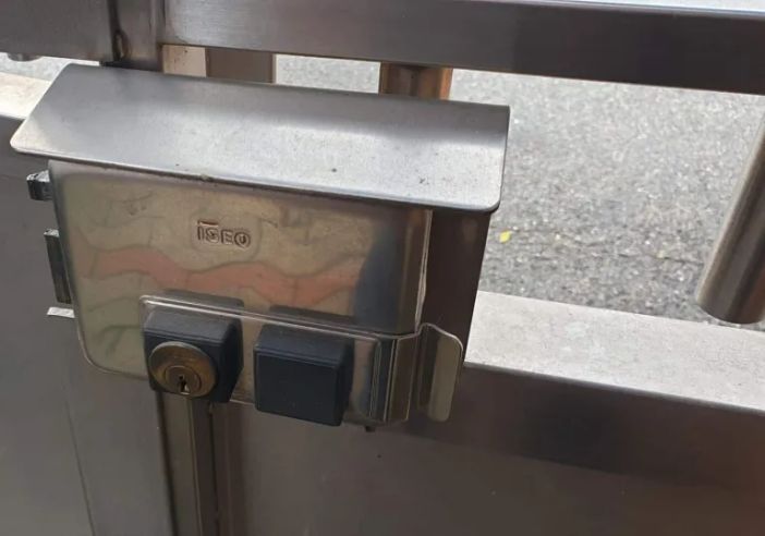 Ladri tentano di entrare in una casa a Magenta, il cane scatena l’inferno e sono costretti alla fuga Ladri tentano di entrare in una casa a Magenta, il cane scatena l’inferno e sono costretti alla fuga