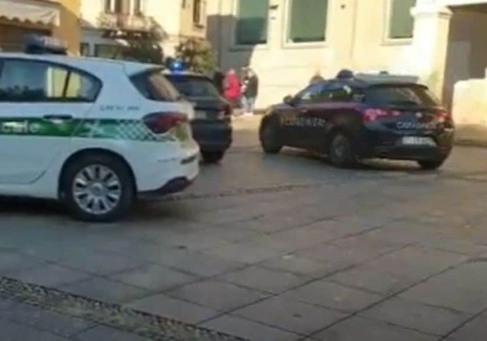 Arrestato per tentata rapina dai carabinieri di Magenta l’uomo che al Zero 7 ha minacciato una ragazza armato di taglierino Arrestato per tentata rapina dai carabinieri di Magenta l’uomo che al Zero 7 ha minacciato una ragazza armato di taglierino