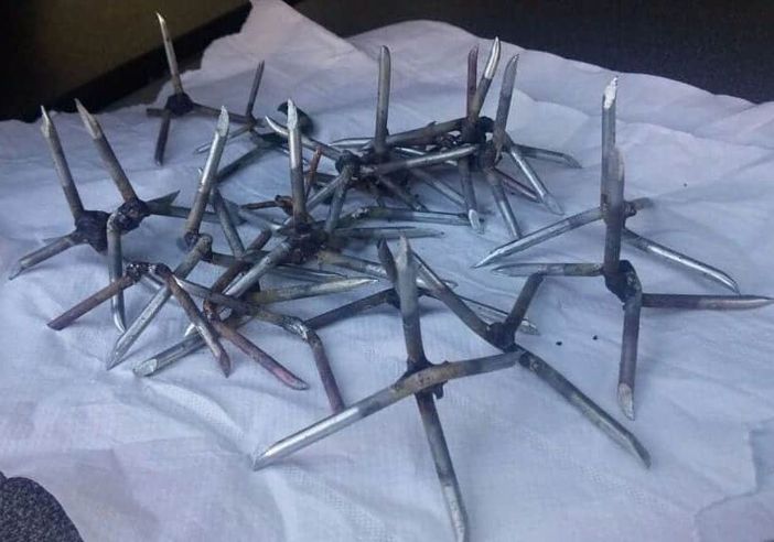 Commando armato assalta una ditta di profumi a Vermezzo: strade bloccate con furgoni e chiodi, banditi in fuga