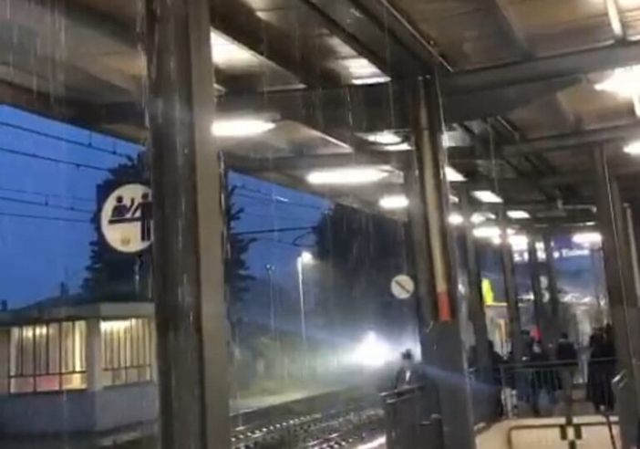 Pioggia battente: disagi ovunque, alla stazione di Corbetta/Santo Stefano nemmeno un riparo adeguato per i pendolari Pioggia battente: disagi ovunque, alla stazione di Corbetta/Santo Stefano nemmeno un riparo adeguato per i pendolari