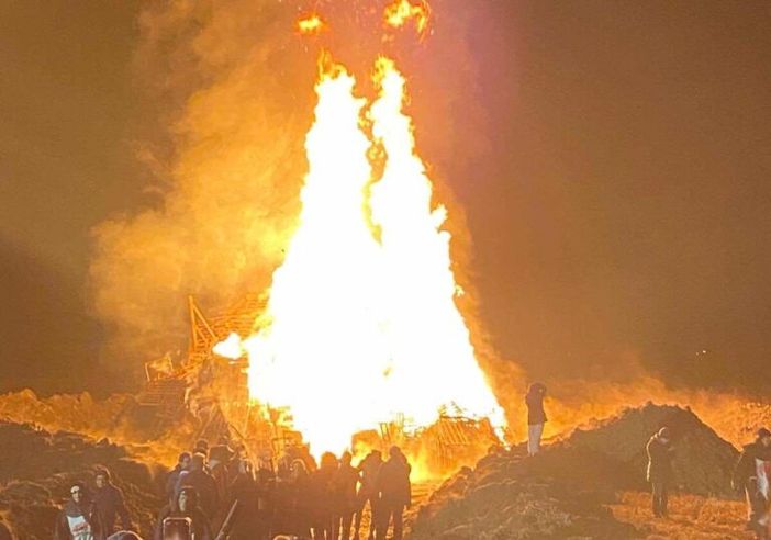 500 persone al falò di Trecate
