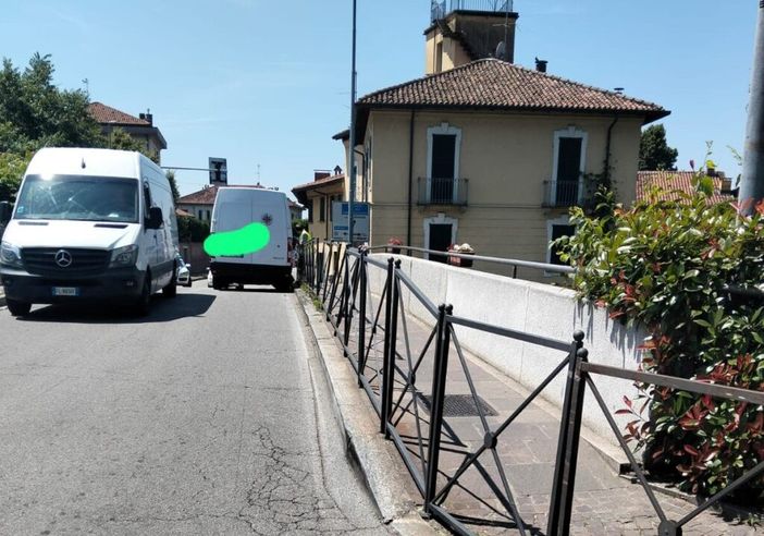 Robecco sul Naviglio: furgone abbatte le barriere sul ponte, code fino a Magenta