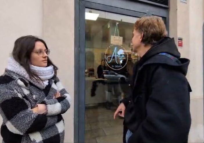 Magenta: ladra alla gelateria "Arya di gelato", mentre la titolare prepara i panini allunga la mano e arraffa i soldi in cassa Magenta: ladra alla gelateria "Arya di gelato", mentre la titolare prepara i panini allunga la mano e arraffa i soldi in cassa