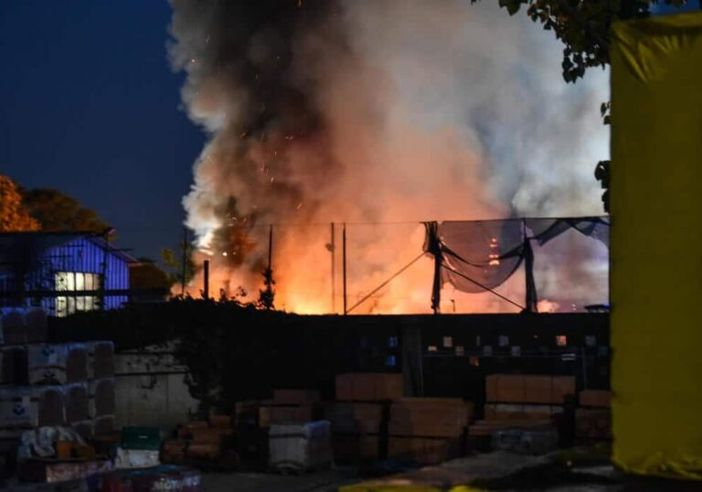 Milano, maxi incendio in area camper al Gratosoglio Milano, maxi incendio in area camper al Gratosoglio