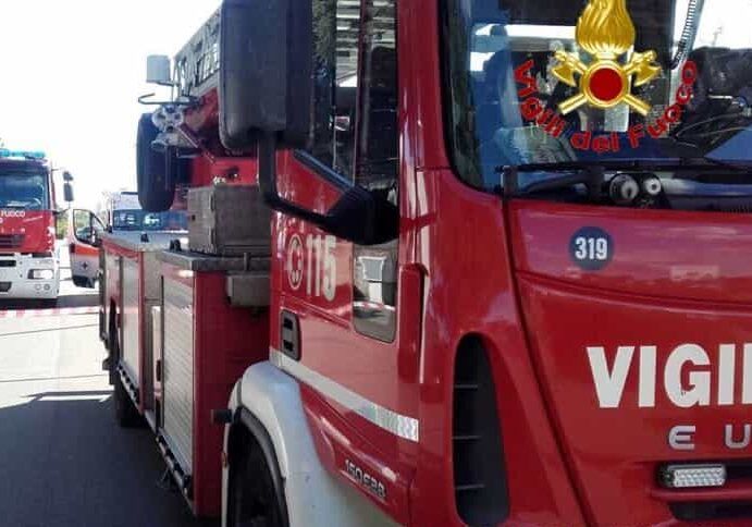 Incendio alla Siderinox di Morimondo, sul posto i Vigili del fuoco di Abbiategrasso che lo hanno domato Incendio alla Siderinox di Morimondo, sul posto i Vigili del fuoco di Abbiategrasso che lo hanno domato