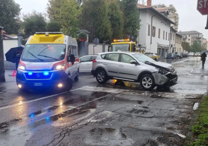 Scontro all’incrocio di via Mentana a Magenta: auto finisce sulla piazzola del mercatino della frutta