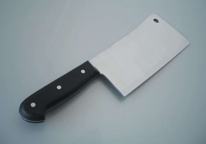 Pavia, aggredisce la moglie con una mannaia: arrestato 81enne Pavia, aggredisce la moglie con una mannaia: arrestato 81enne