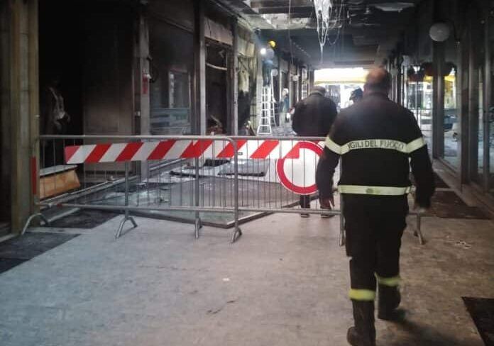 Abbiategrasso: incendio doloso alla Galleria Mirabello, individuati i presunti autori Abbiategrasso: incendio doloso alla Galleria Mirabello, individuati i presunti autori