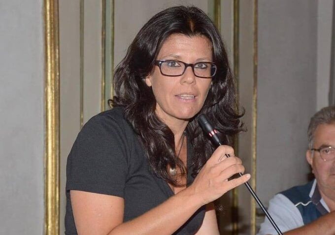 Pavia, vicesindaco col telefonino alla guida: patente sospesa