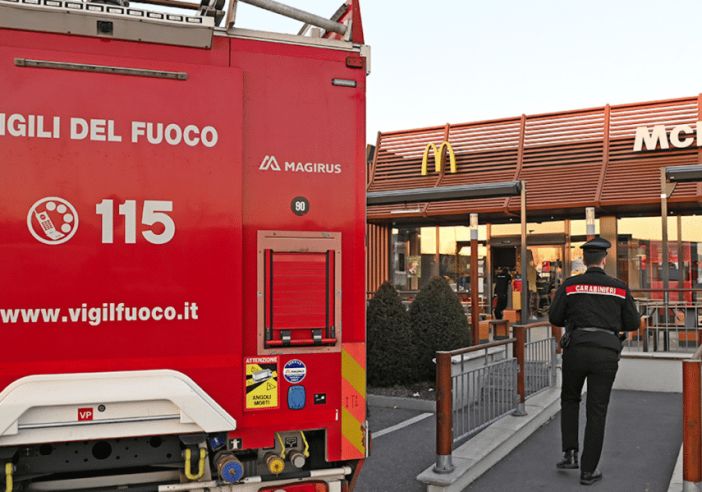 Spray al peperoncino dentro un McDonald a Cinisello: ventidue evacuati Spray al peperoncino dentro un McDonald a Cinisello: ventidue evacuati