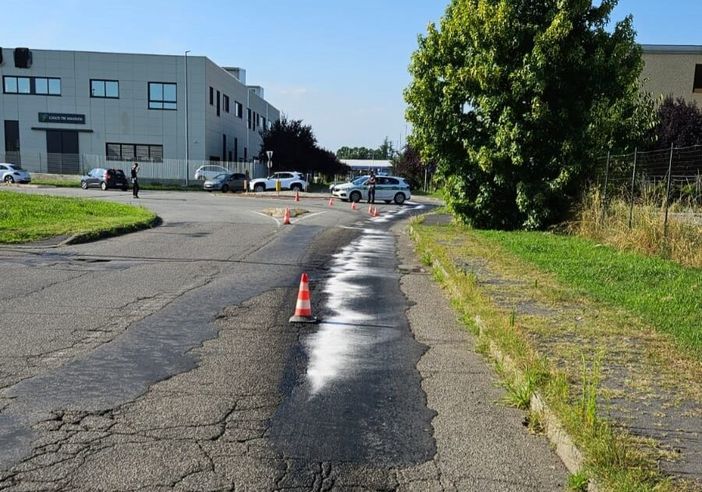 Magenta: strisciata d’olio lunga un centinaio di metri persa da un mezzo che si è dileguato, traffico deviato