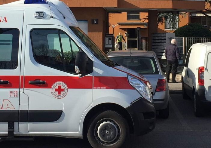 Rozzano, tragedia sul lavoro: operaio precipita dal quarto piano e muore mentre installa tende Rozzano, tragedia sul lavoro: operaio precipita dal quarto piano e muore mentre installa tende