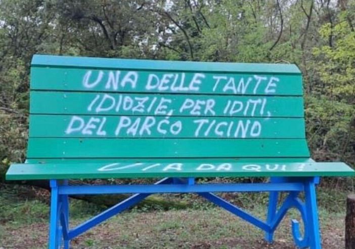 Imbrattata (di nuovo) la panchina gigante a Bernate Ticino