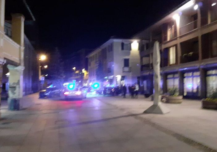 Magenta: furto con destrezza in piazza Liberazione, donna derubata della borsa Magenta: furto con destrezza in piazza Liberazione, donna derubata della borsa