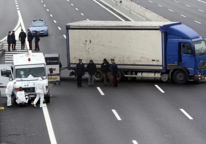 Ladri assaltano un furgone portavalori sulla A4: autostrada bloccata Ladri assaltano un furgone portavalori sulla A4: autostrada bloccata