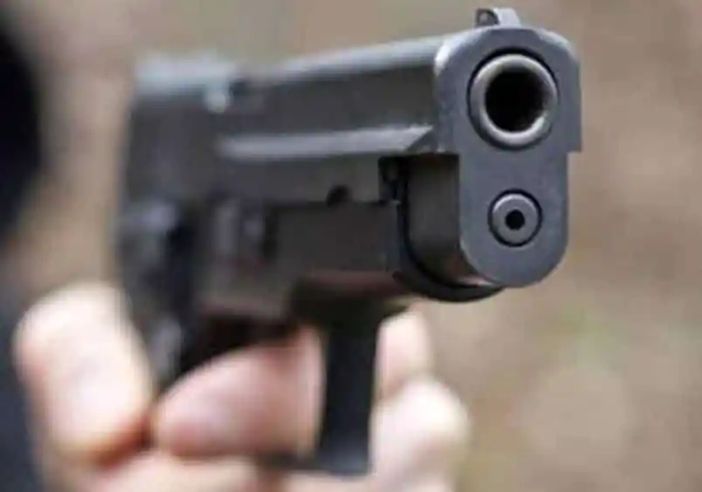 Casarile: spara tre colpi di pistola nell’androne condominiale, arrestato dai Carabinieri