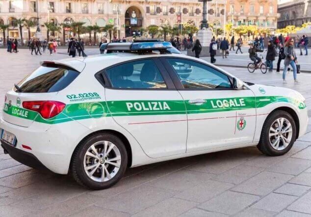 Milano: in 30 accerchiano agenti di Polizia locale, 9 arresti e 3 feriti Milano: in 30 accerchiano agenti di Polizia locale, 9 arresti e 3 feriti