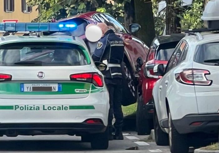 Magenta: perde il controllo dell’auto e finisce contro un veicolo in sosta