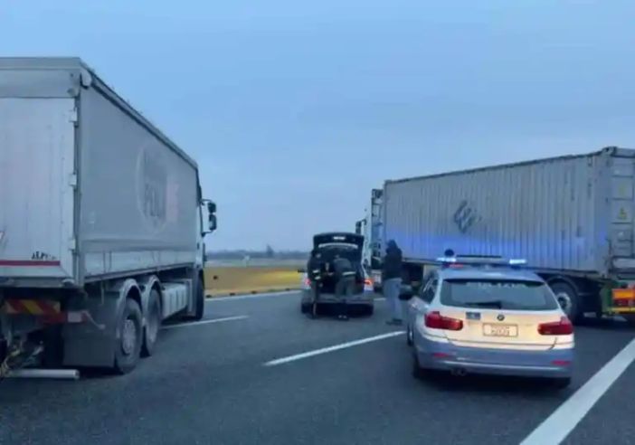 Tentata rapina a portavalori: A4 riapre verso Milano dopo una mattinata infernale per il traffico Tentata rapina a portavalori: A4 riapre verso Milano dopo una mattinata infernale per il traffico