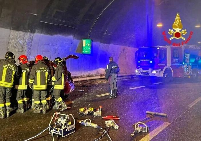 Tragedia in galleria del Comasco: due morti e cinque feriti in un drammatico incidente Tragedia in galleria del Comasco: due morti e cinque feriti in un drammatico incidente