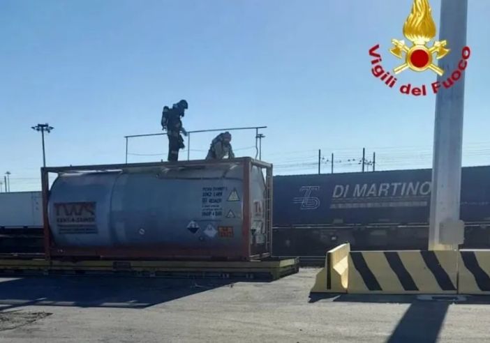 Segrate: perdita cloruro da cisterna ferroviaria, 4 operai sotto osservazione
