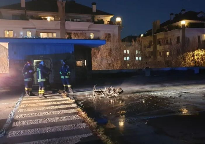Vandali al parcheggio multipiano di Magenta: incendiato un motorino Vandali al parcheggio multipiano di Magenta: incendiato un motorino